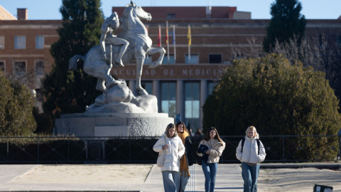 Estudiantes universitarios en el campus de la Universidad Complutense. E.P./EDUARDO PARRA / EUROPA PRESS