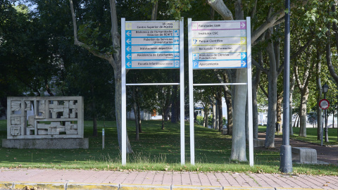 Cartel con indicaciones en el campus de la Universidad Autónoma de Madrid. E.P./Jesús Hellín / Europa Press