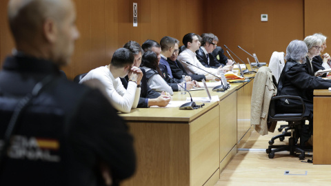 30/10/24 Los acusados de la muerte de Samuel, con sus abogados y frente al estrado de las acusaciones, este miércoles en la Audiencia Provincial de A Coruña.