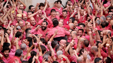 Celebració de la Colla Vella després de descarregar el pilar de 8 amb folre i manilles a la diada de Santa Úrsula