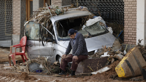 Un vecino descansa en una de las calles afectadas en Paiporta (València), a 1 de noviembre de 2024.