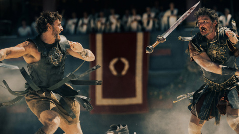 Paul Mescal y Pedro Pascal, en una de las escenas de lucha de la película 'Gladiator II'.