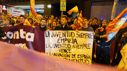 Jóvenes detrás de una pancarta de Revuelta, durante las protestas de 'Noviembre Nacional' en Ferraz.