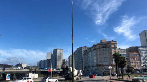 12/11/24 La cámara de Tráfico que grabó el linchamiento de Samuel, pintada con la bandera arcoiris, frente al lugar de los hechos, este martes en A Coruña.