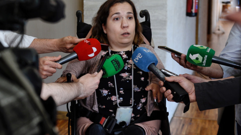 La procuradora del PSCYL Noelia Frutos atiende a los medios de comunicación. —EFE/Nacho Gallego