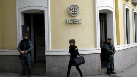 La Guardia Civil a las puertas de la sede del banco chino ICBC en Madrid, durante la operación contra el blanqueo realizada el pasado miércoles. REUTERS/Juan Medina