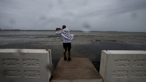 Un hombre fotografía la bahía de Hillsborough, en Tampa (Florida), donde el agua desapareció al paso del huracán Irma. REUTERS