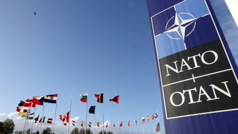 El logo de la OTAN (NATO, en sus siglas en inglés) y las banderas de los países miembros de la alianza, en el exterior de su sede en Bruselas. REUTERS/Pascal Rossignol