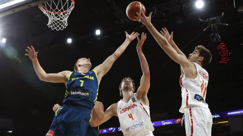 Los jugadores de España Pau Gasol (c) y Juancho Hernangómez ante el jugador de Eslovenia Klemen Prepelic. /EFE