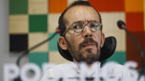 El secretario de Organización y portavoz de Podemos, Pablo Echenique, durante la rueda de prensa que ha ofrecido tras la reunión del Consejo de Coordinación. EFE/Emilio Naranjo