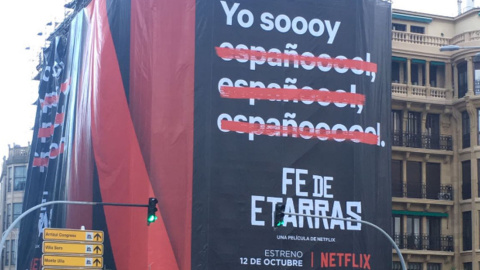 Imagen del andamio con el anuncio de Netflix, en San Sebastián. Efe