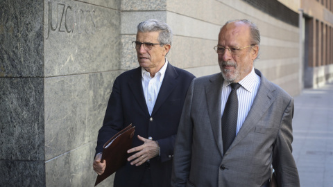 El exalcalde de Valladolid, Javier León de la Riva, acompañado de su abogado, en una de sus comparecencias en el juzgado por el caso de los avales para el soterramiento de las vías del AVE. EFE