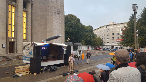 Acto de celebración de unos activistas en la puerta del teatro berlinés Volksbühne.