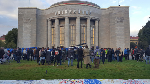 Decenas de personas frente a la puerta del emblemático teatro berlinés Volksbühne.