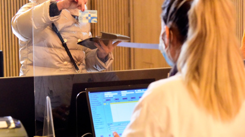 (10/12/2020) Una mujer enseña su tarjeta sanitaria en el Recinto Modernista del Hospital de Sant Pau de Barcelona, Catalunya, a 10 de diciembre de 2020 (Archivo).