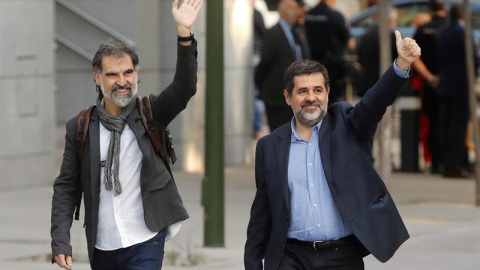 Los presidentes de la Asamblea Nacional Catalana, Jordi Sànchez, d., y de Òmnium Cultural, Jordi Cuixart, iz., a su llegada a la Audiencia Nacional para declarar ante la juez Carmen Lamela como imputados por un delito de sedición. EFE/ Juan Carlos Hida