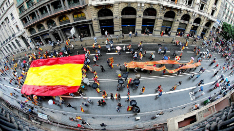 Manifestantes portan la bandera de España durante la manifestación contra el referéndum del 1-O./EFE