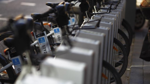 Varias bicicletas de BiciMAD estacionadas en una parada. EUROPA PRESS