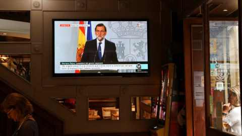 Un monitor de televisión en un bar de Barcelona durante la emisión de la comparecencia del presidente del Gobierno,Mariano Rajoy, tras el Consejo de Ministros extraordinario. REUTERS/Susana Vera