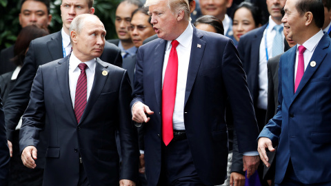 Los presidentes de Rusia y de EEUU, Vladimir Putin y Donald Trump, charlan de camino hacia la foto de familia de la cumbre de la APEC en Danang (Vietnam). REUTERS/Jorge Silva