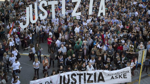 Miles de personas se han manifestado en Pamplona pidiendo "justicia" para los ocho jóvenes de Alsasua. EFE