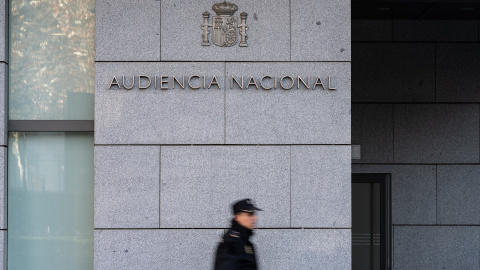 Un agente de la Policía Nacional frente a la Audiencia Nacional, en Madrid.