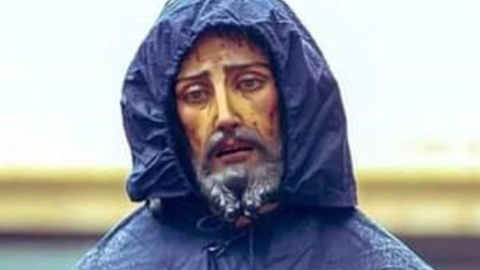 Imagen del Cautivo de Santa Genoveva ataviado con un capote impermeable.