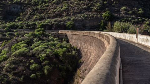 Uno de los muros de la presa de Chira, situada en el barranco de Arguinenín (Gran Canaria)