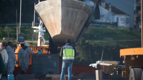 15/3/2023 El narcosubmarino es trasladado por una grúa, a 15 de marzo de 2023, en A Illa de Arousa, Pontevedra, Galicia (España). La embarcación semisumergible fue avistada el pasado 13 de marzo en el interior de la ría de Arousa.