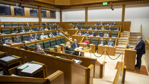 El portavoz del PNV, Joseba Egibar, durante el debate en el pleno del Parlamento Vasco de una iniciativa a favor de una reforma constitucional para que contemple la vía de la República y el derecho a decidir