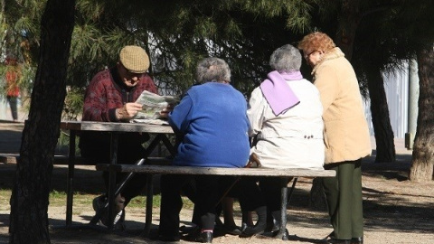 Varios pensionistas en un parque. E.P.