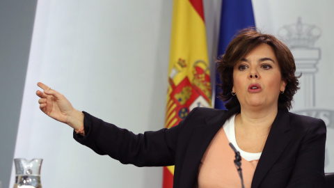 La vicepresidenta del Gobierno, Soraya Sáenz de Santamaría, durante la rueda de prensa posterior a la reunión del Consejo de Ministros que ha ofrecido junto al portavoz del Ejecutivo, Íñigo Méndez de Vigo. EFE/J.J. Guillén