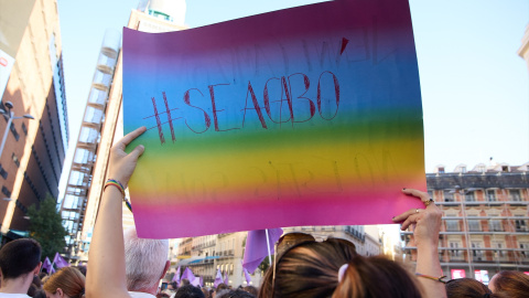 Decenas de personas durante una concentración en apoyo a las campeonas del mundo para reivindicar un deporte libre de violencias machistas, en Callao, a 28 de agosto de 2023, en Madrid