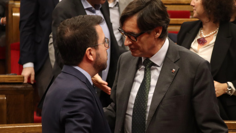 El líder del PSC, Salvador Illa, parlant amb el president de la Generalitat, Pere Aragonès, al ple del Parlament.