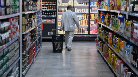 Una persona hace la compra en un supermercado de Madrid, a 3 de octubre de 2023.