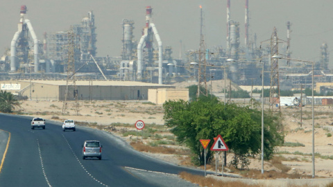 Vista de la refinería de petróleo más grande de Kuwait en el complejo Al-Ahmadi, a unos 40 kilómetros al sur de la capital, ciudad de Kuwait, a 13 de octubre de 2021