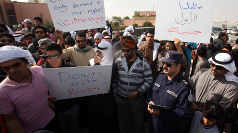 Árabes apátridas, conocidos localmente como bidunes, sostienen carteles exigiendo la ciudadanía kuwaití durante una manifestación en Jahra, al noroeste de la ciudad de Kuwait, el 25 de enero de 2013.