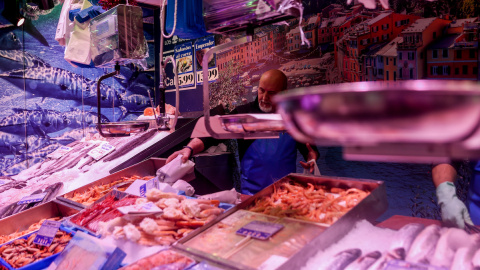 Un pescadero realiza sus últimas ventas de pescado y marisco en el barrio de Prosperidad, a 24 de diciembre de 2022, en Madrid.