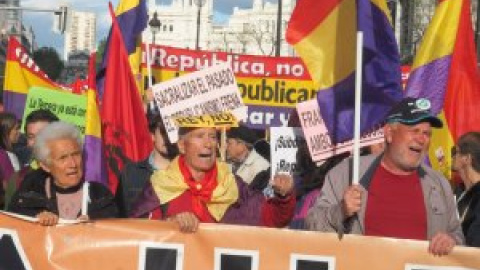 Los republicanos salen a las calles de Madrid para pedir el fin de la monarquía: "¡Contra el régimen del 78!"