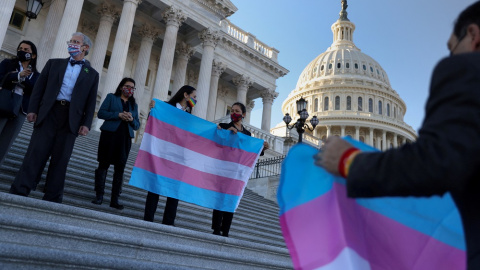 Varias personas ondean una bandera transgénero en el Capitolio de EEUU, el 25 de febrero de 2021.