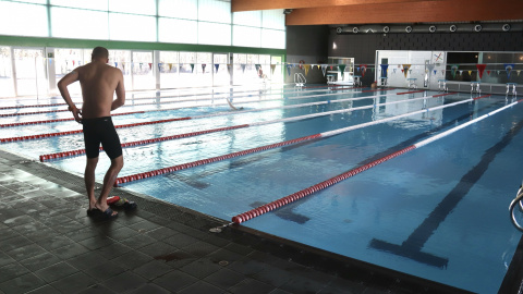 Un nedador es prepara per posar-se a l’aigua de la piscina coberta de Santa Coloma de Farners