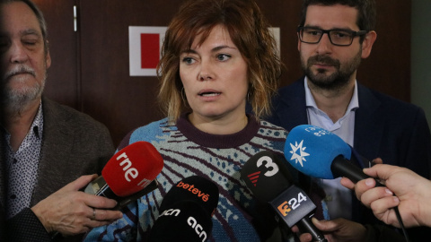 La líder del grup municipal d'ERC a Barcelona, Elisenda Alamany, durant l'atenció als mitjans