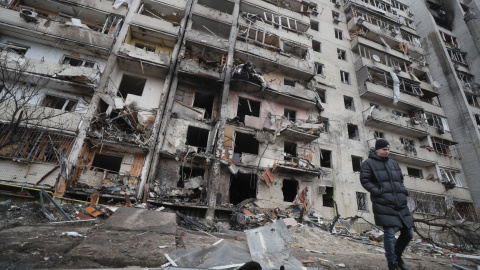 Varios edificios gravemente dañados por el bombardeo nocturno ruso en una zona residencial de Kiev. EFE/SERGEY DOLZHENKO