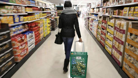 Una mujer hace la compra en un supermercado. | EFE (ARCHIVO)