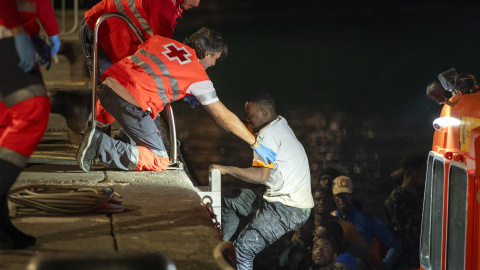 Los equipos de rescate de la Cruz Roja durante el rescate de unos inmigrantes el pasado jueves 8 de febrero al puerto de Arrecife (Lanzarote).