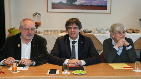 Carles Puigdemont amb Lluís Puig i Clara Ponsatí, durant la reunió a Brussel·les amb diputats deJunts per Catalunya / EFE