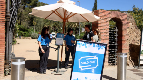 Imatge d'arxiu de l'entrada del Park Güell, amb un cartell que anuncia que no queden entrades.