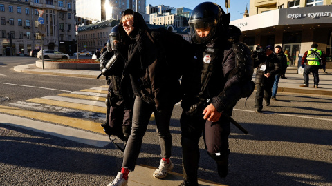 La Policía detiene a un hombre en una protesta contra la guerra de Rusia y Ucrania en Moscú.