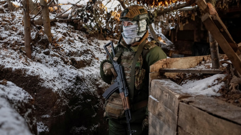 Un militar ucraniano se encuentra en su posición en una trinchera en una línea de frente en la frontera con Rusia.