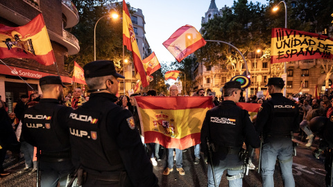 Manifestantes ultraderechistas, el pasado mes de abril cerca de la sede del PSOE en Ferraz.